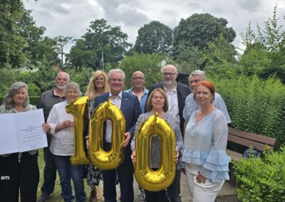 100 Jahrfeier - Gruppenfoto: Oberbürgermeister, Bezirksbürgermeister, Vorstand KV, Bauausschuss